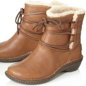 Ugg Caspia shearling leather lace up boots